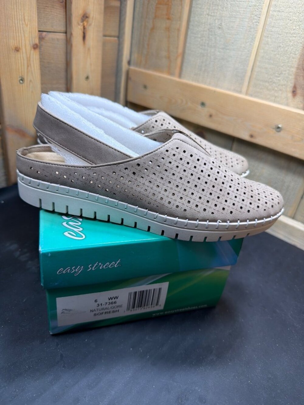 NIB Easy Street Sofresh Womens 6 WW Extra Wide Natural Beige Slip On Mule Shoes